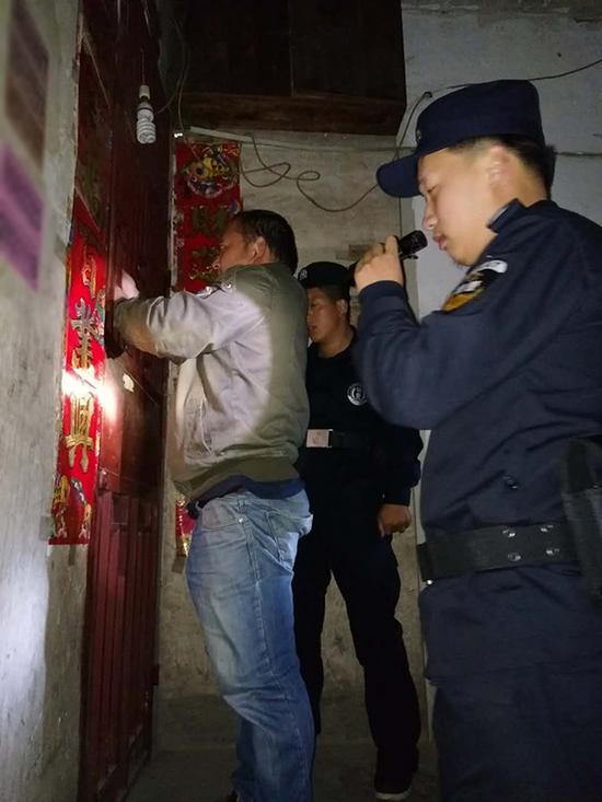 海口粗心妈妈误将幼女锁家中 民警全城寻开锁师傅开门